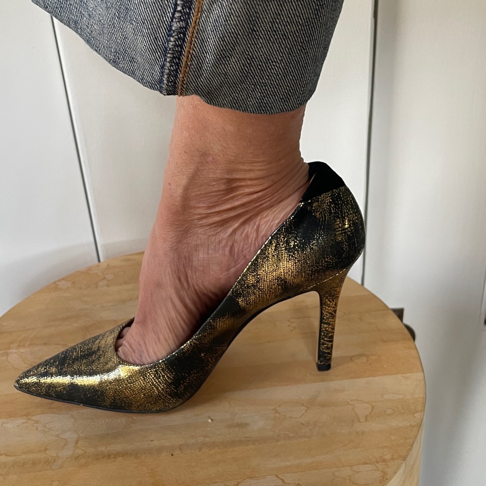 Sam Edelman pumps in a gold and black reptile-patterned metallic finish. 8 1/2